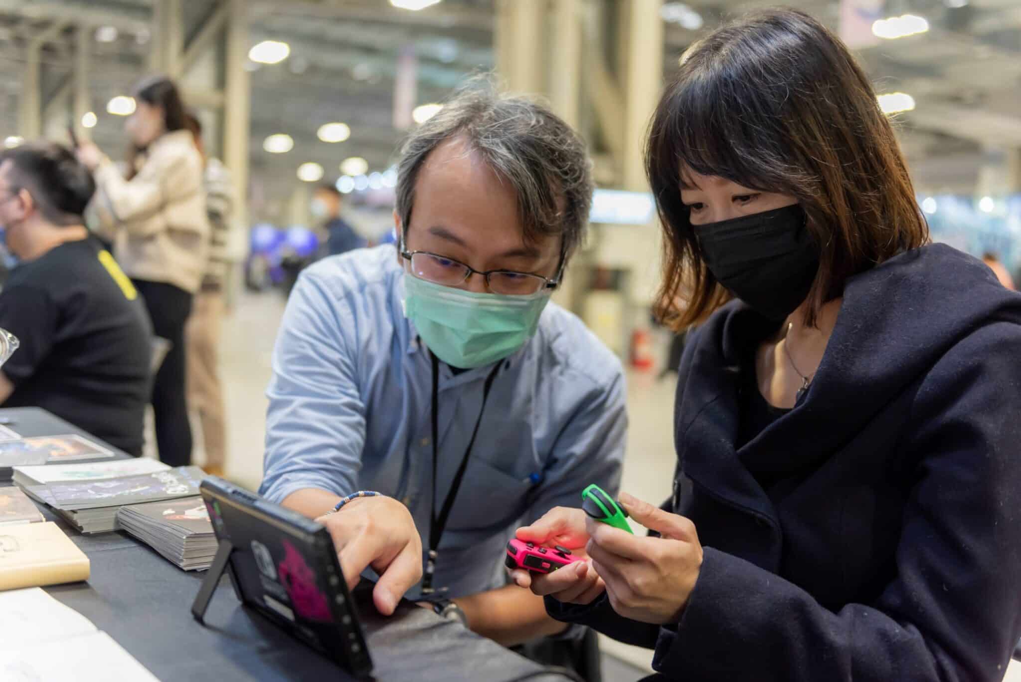 a man and a woman playing Nintendo Switch at G-EIGHT game show