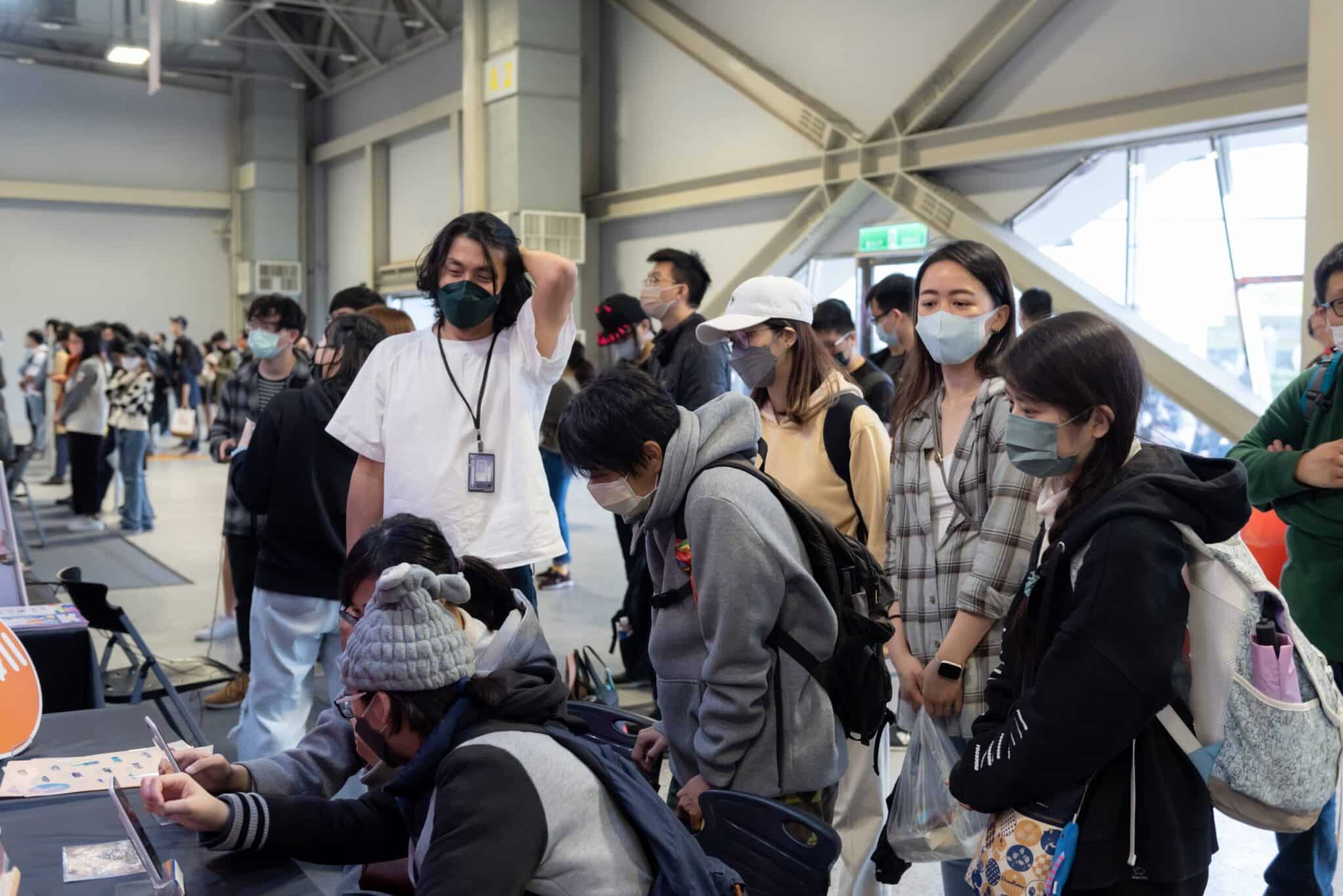 a crowd of gamers gathering at G-EIGHT game show